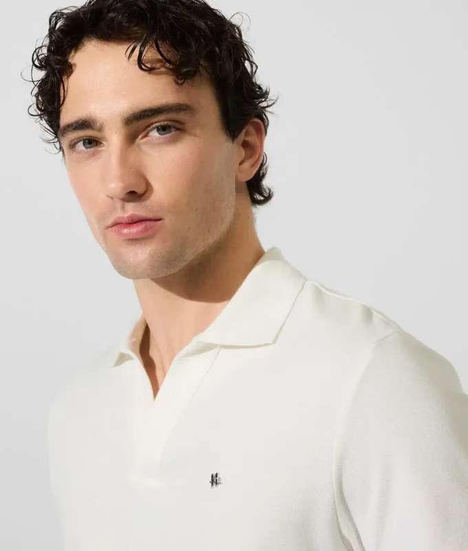 Polohemd mit Monogramm-Ansteckpin Polohemd mit Monogramm-Ansteckpin