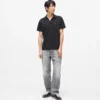 Polohemd mit Monogramm-Ansteckpin Polohemd mit Monogramm-Ansteckpin