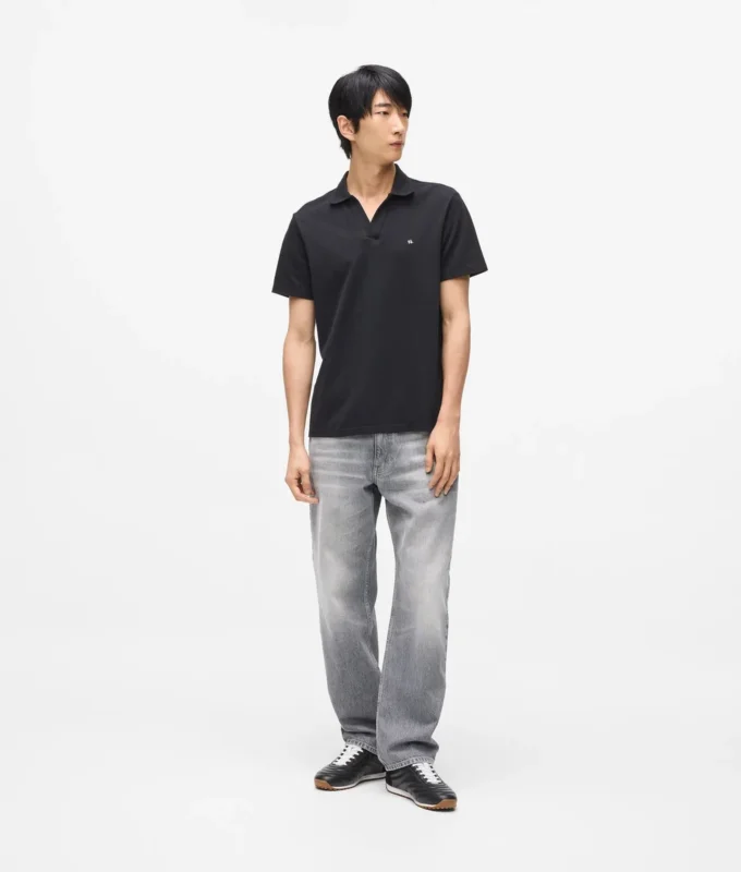 Polohemd mit Monogramm-Ansteckpin Polohemd mit Monogramm-Ansteckpin