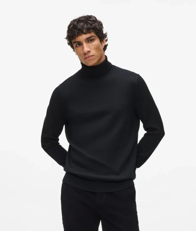 Rollkragenpullover mit Monogramm-Ansteckpin Rollkragenpullover mit Monogramm-Ansteckpin