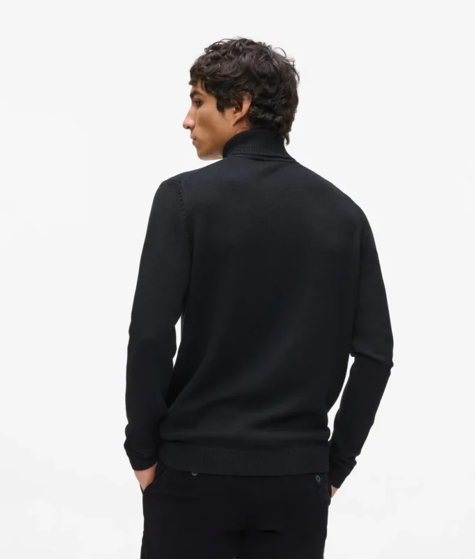 Rollkragenpullover mit Monogramm-Ansteckpin Rollkragenpullover mit Monogramm-Ansteckpin
