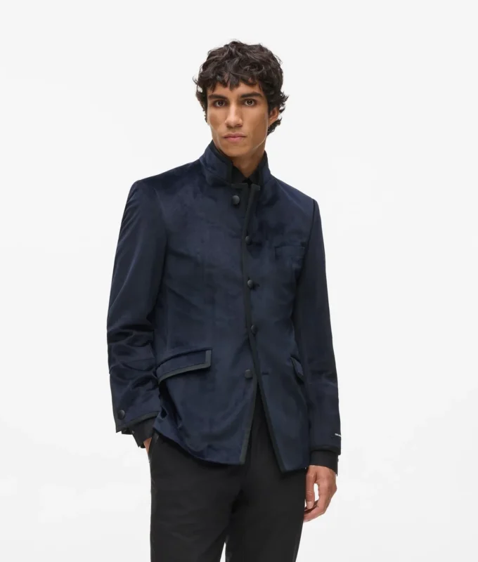 Samtjacke mit hohem Stehkragen Samtjacke mit hohem Stehkragen