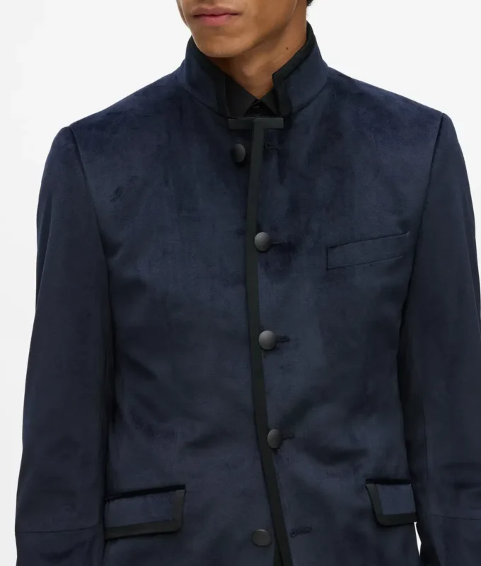 Samtjacke mit hohem Stehkragen Samtjacke mit hohem Stehkragen