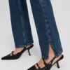 STRAIGHT-JEANS MIT SPLIT-SAUM UND HOHER TAILLE