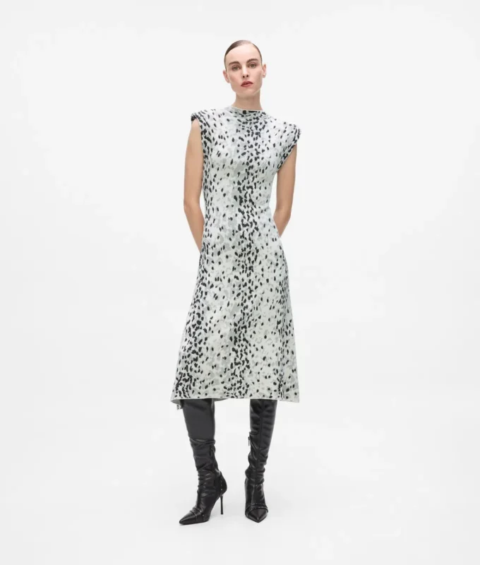 Strickkleid mit Schneeleopardenmuster Strickkleid mit Schneeleopardenmuster