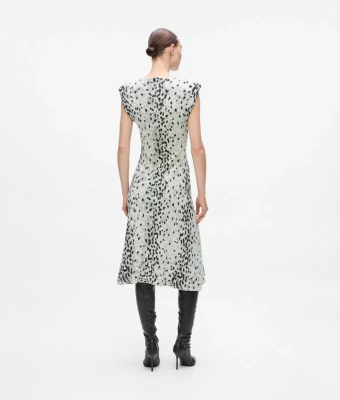 Strickkleid mit Schneeleopardenmuster Strickkleid mit Schneeleopardenmuster