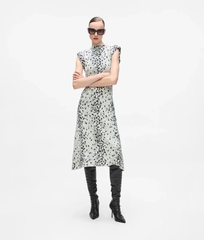 Strickkleid mit Schneeleopardenmuster Strickkleid mit Schneeleopardenmuster