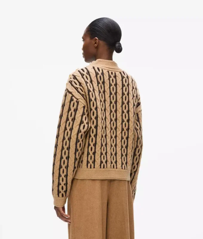 Strickpullover mit Rollkragen und Zopfmuster Strickpullover mit Rollkragen und Zopfmuster