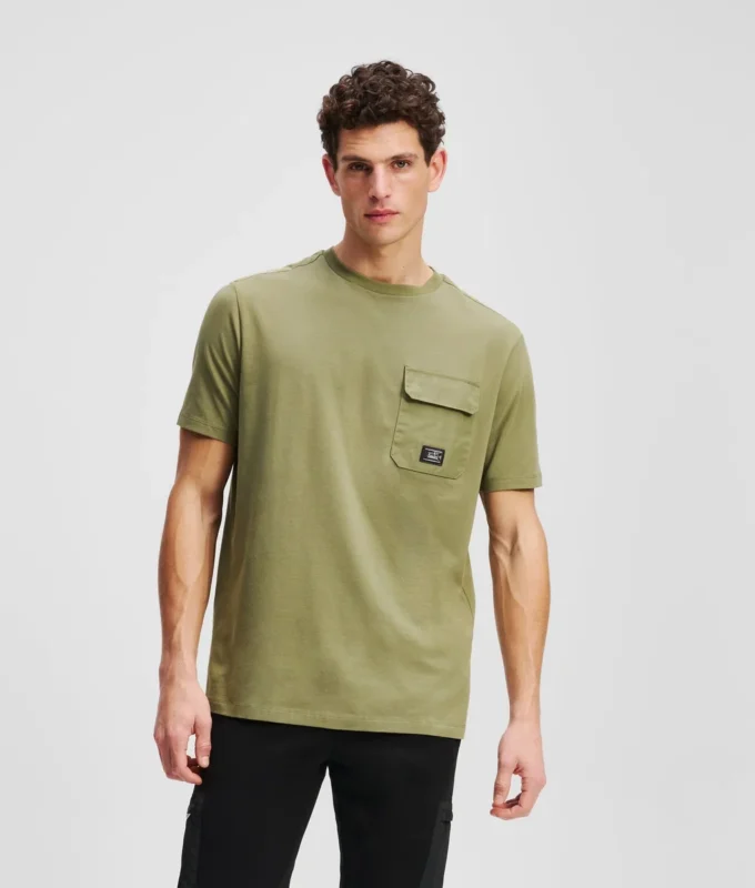 T-SHIRT MIT BRUSTTASCHE