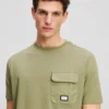 T-SHIRT MIT BRUSTTASCHE