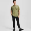T-SHIRT MIT BRUSTTASCHE