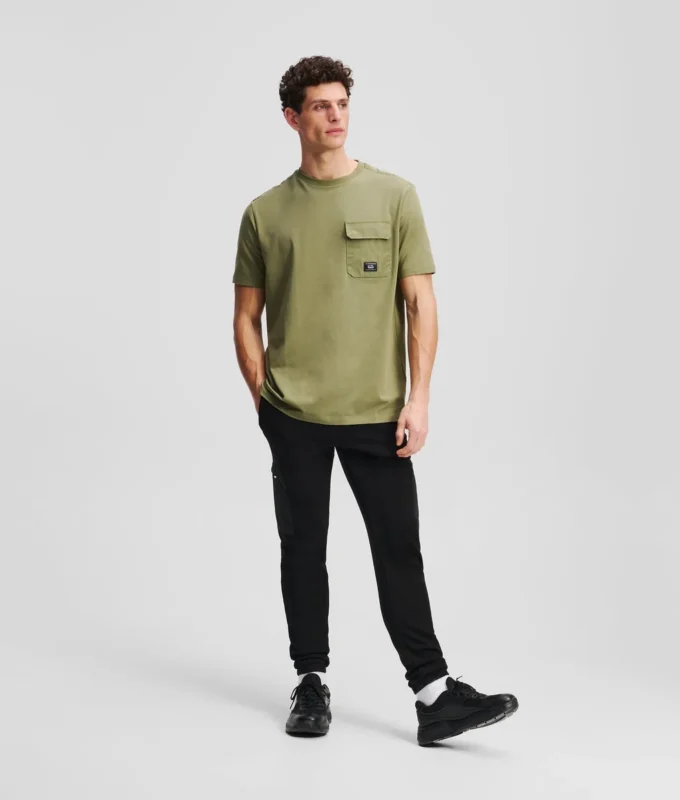 T-SHIRT MIT BRUSTTASCHE