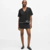 T-Shirt mit V-Ausschnitt und charakteristischem Saum T-Shirt mit V-Ausschnitt und charakteristischem Saum