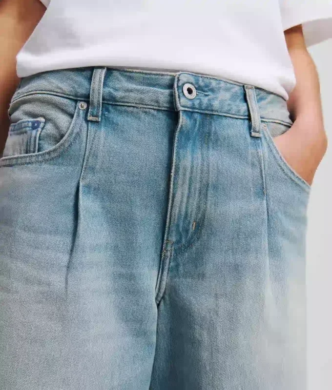WEITE JEANS MIT PLISSEEFALTEN WEITE JEANS MIT PLISSEEFALTEN